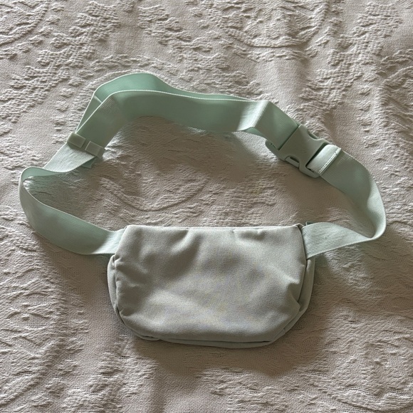 Mint Green Herschel Waist Bag Crossbody Unisex Gently Loved - Picture 5 of 10
